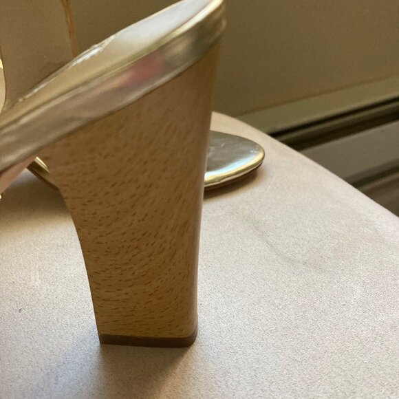 Wooden heel sandals - Picture 10 of 11